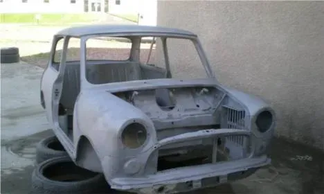 Voiture carosserie après décapagwebp